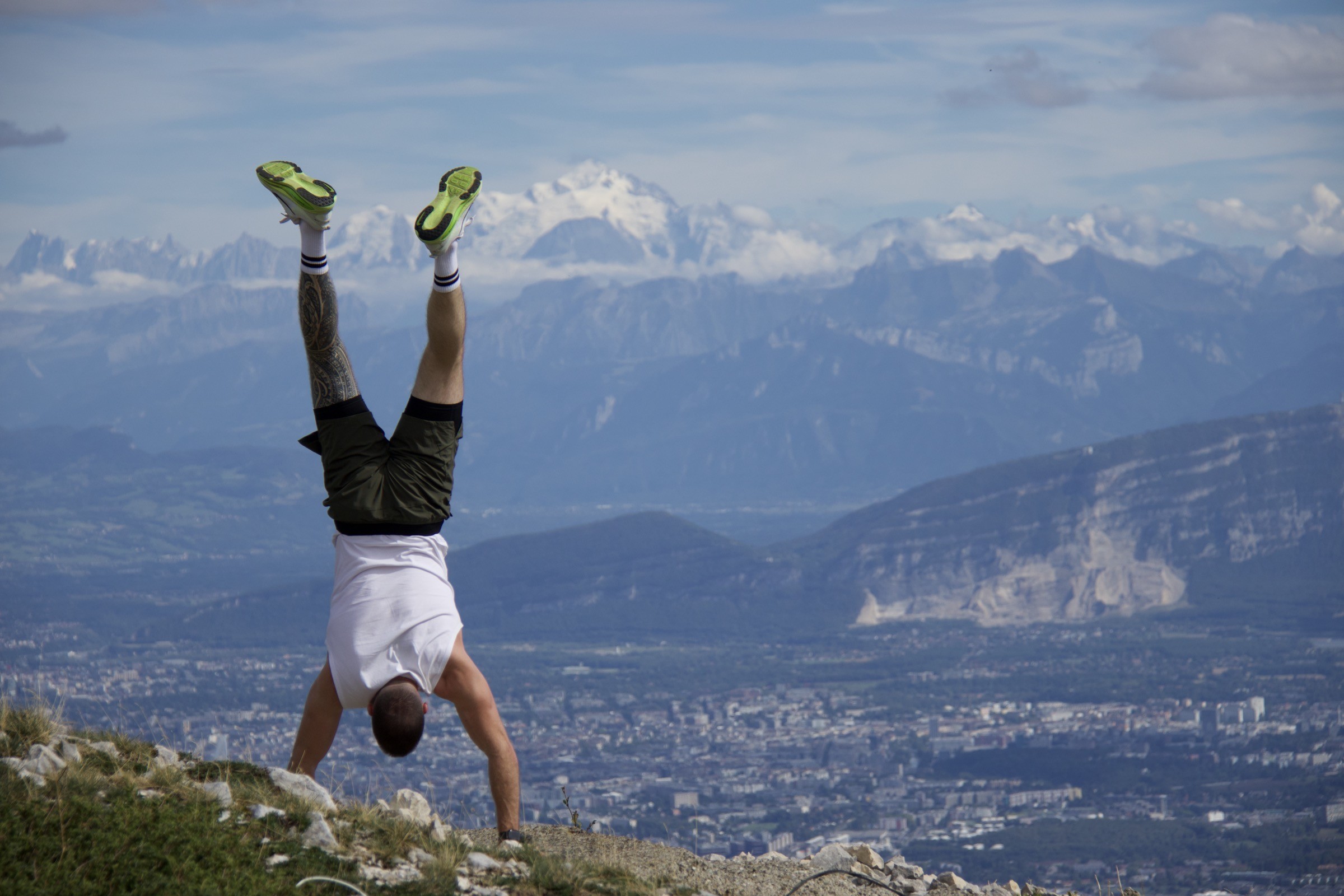 Kilian en équilibre sur les mains, en montagne